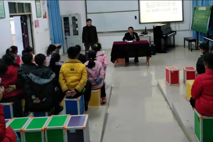 谢家集区李郢孜镇开展留守儿童法律知识讲座