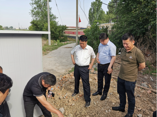 苏永利一行首先来到堆坊村实地查看了几家农户的改