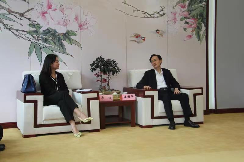 潘国平会见客商洽谈投资项目