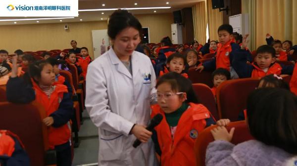 谢家集区第四小学举办“爱眼护眼 视不宜迟”健康教育讲座