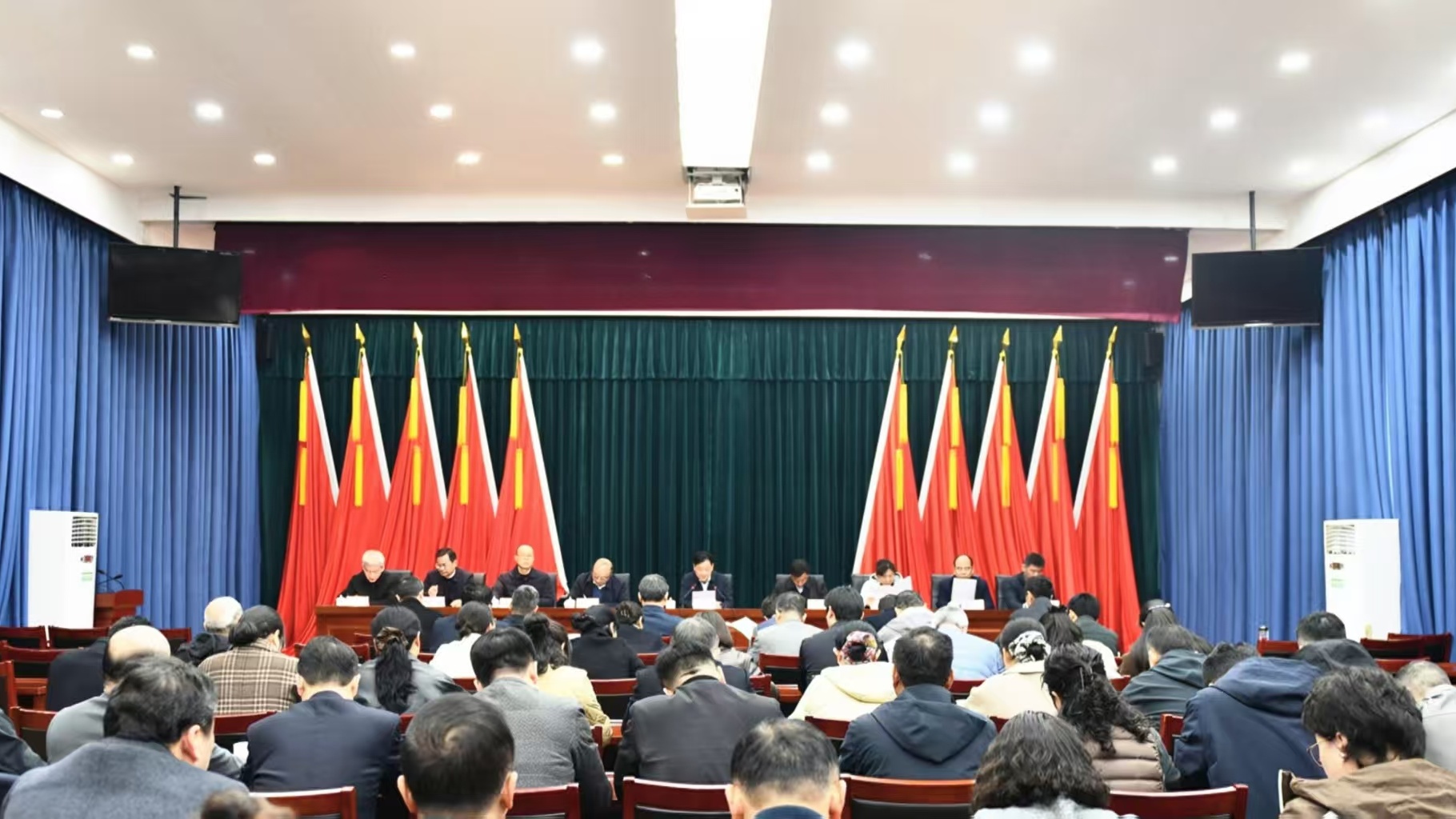 区委举行树立和践行正确政绩观学习教育读书班开班式