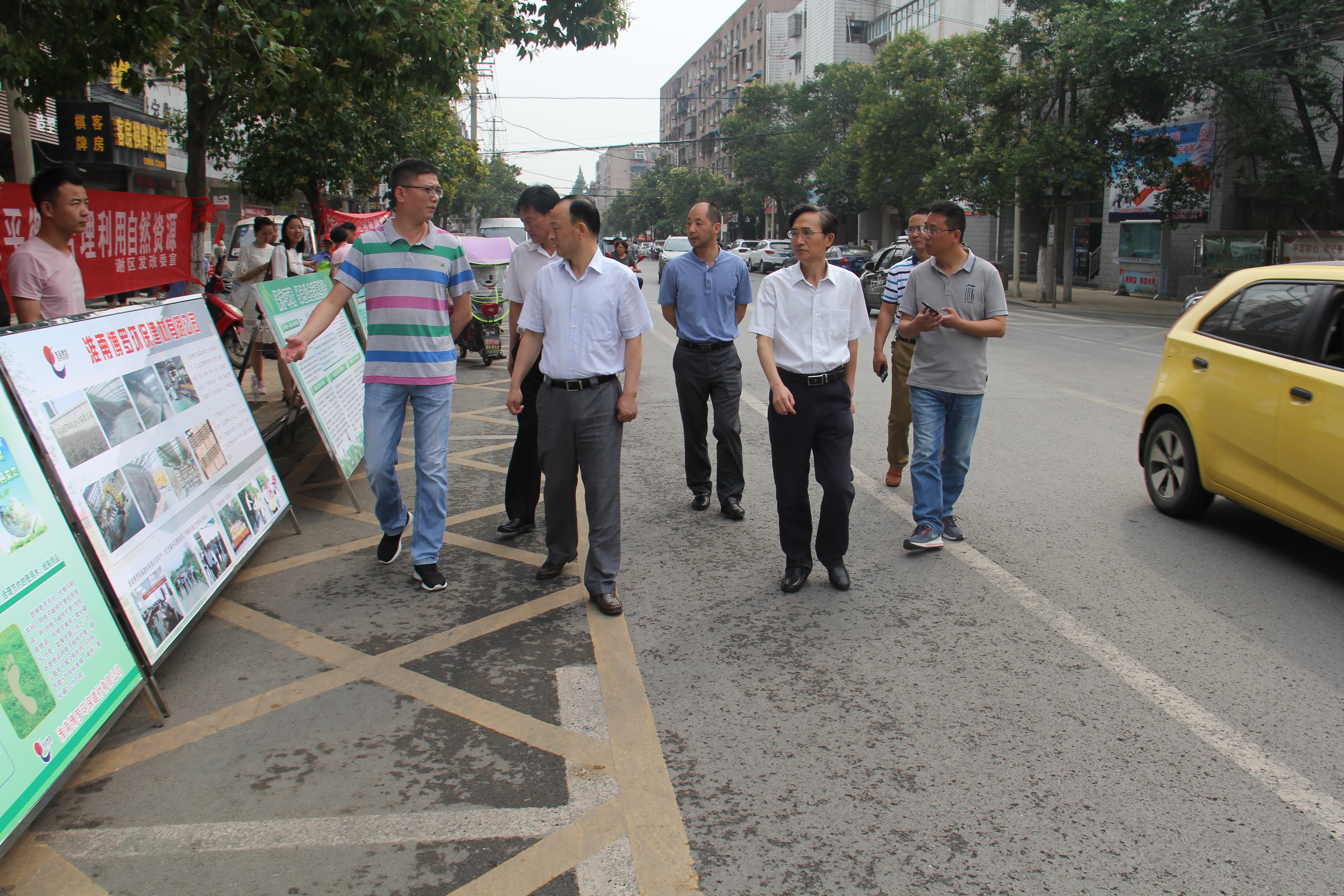 区人大常委会主任潘国平视察区六五世界环境日宣传活动