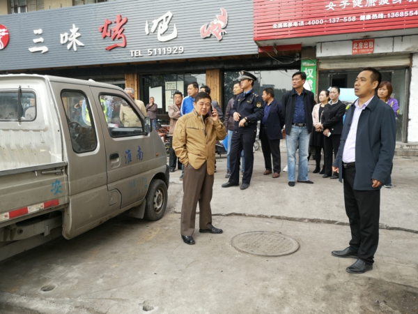 周正富一行对沿路两侧"脏乱差"问题进行详细排查,集