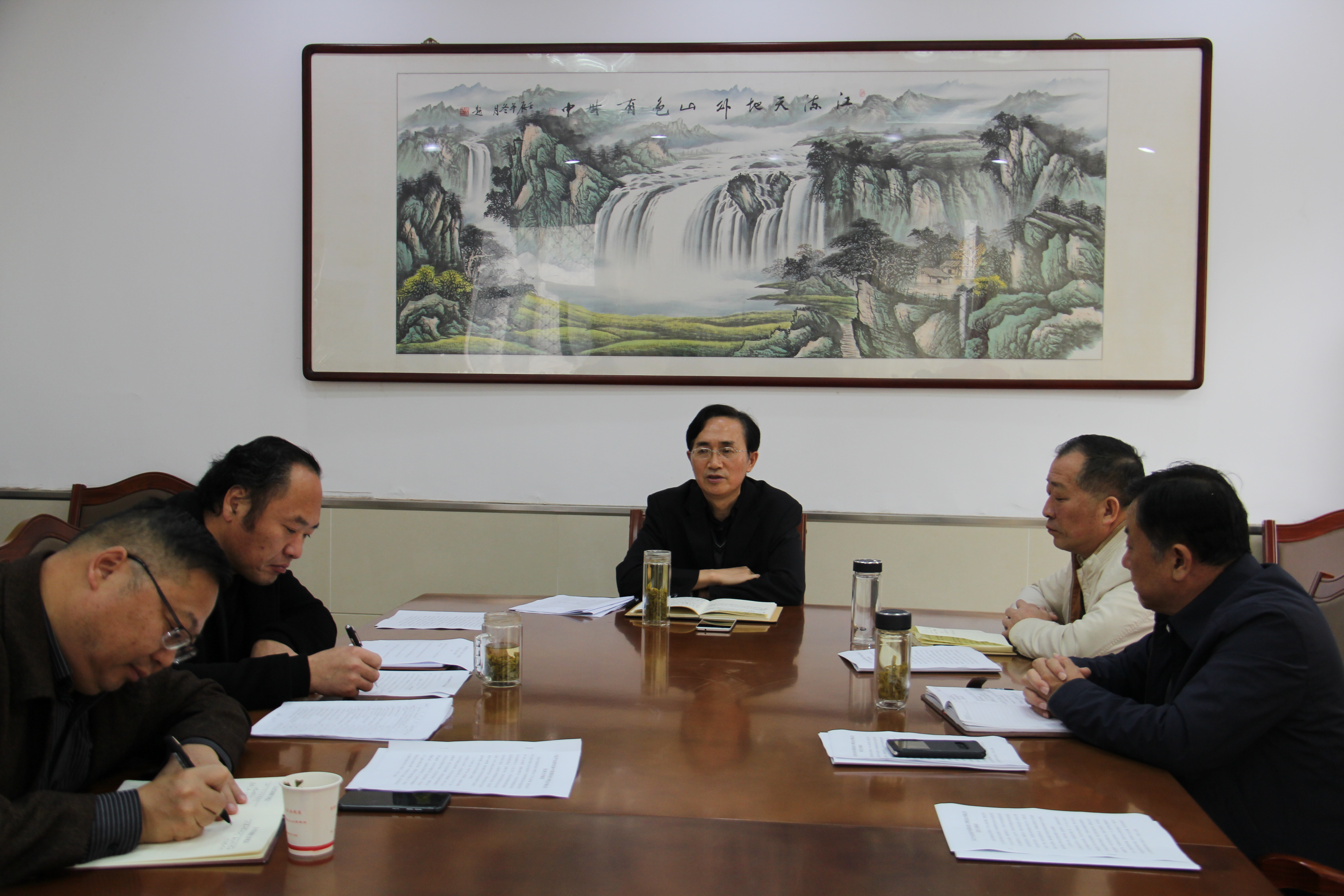 潘国平指出,今年以来,各工委室均能严格按照计划要点的安排,埋头苦干