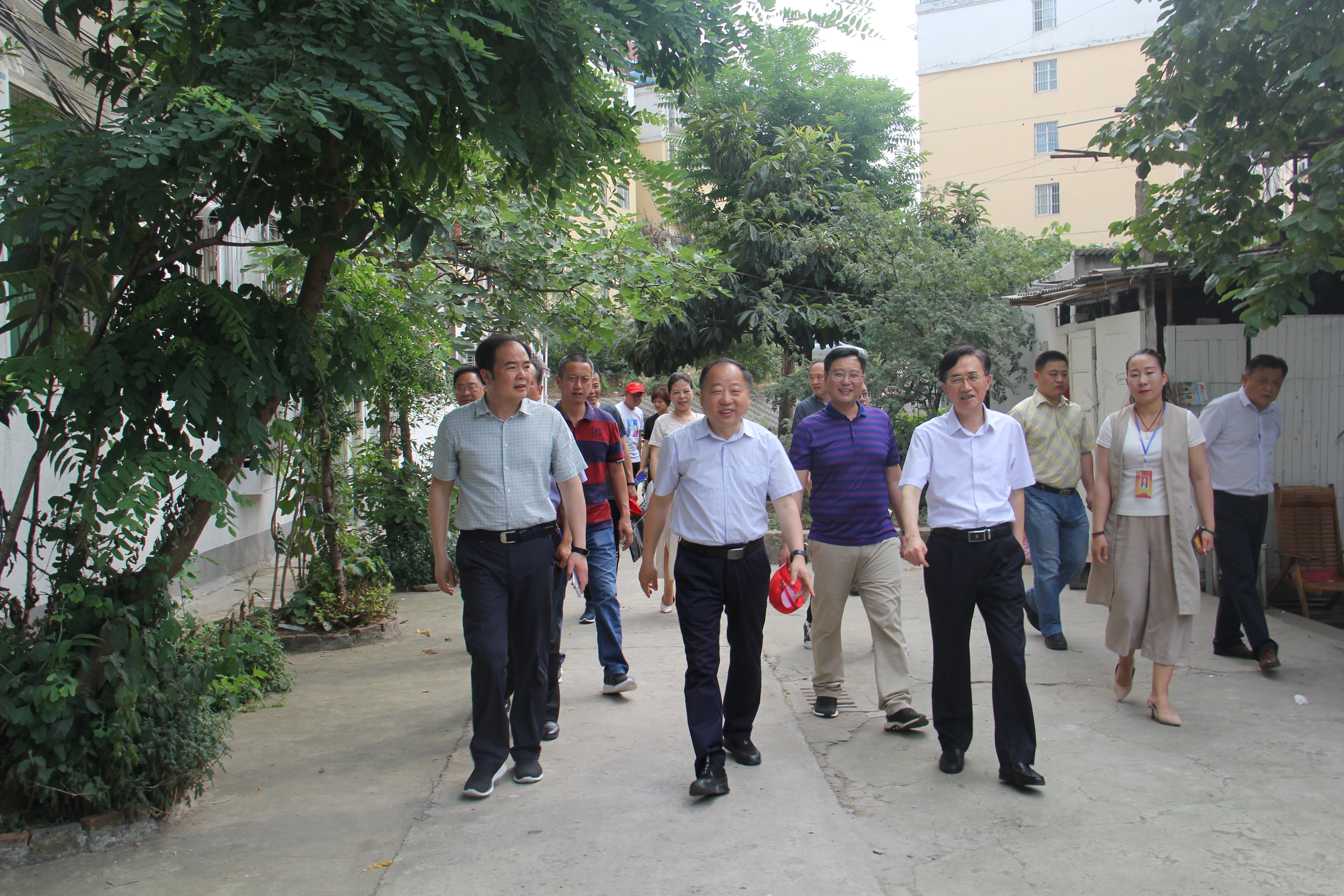 潘国平表示,在市人大的关心支持下,卧龙山路的文明创建工作稳步推进