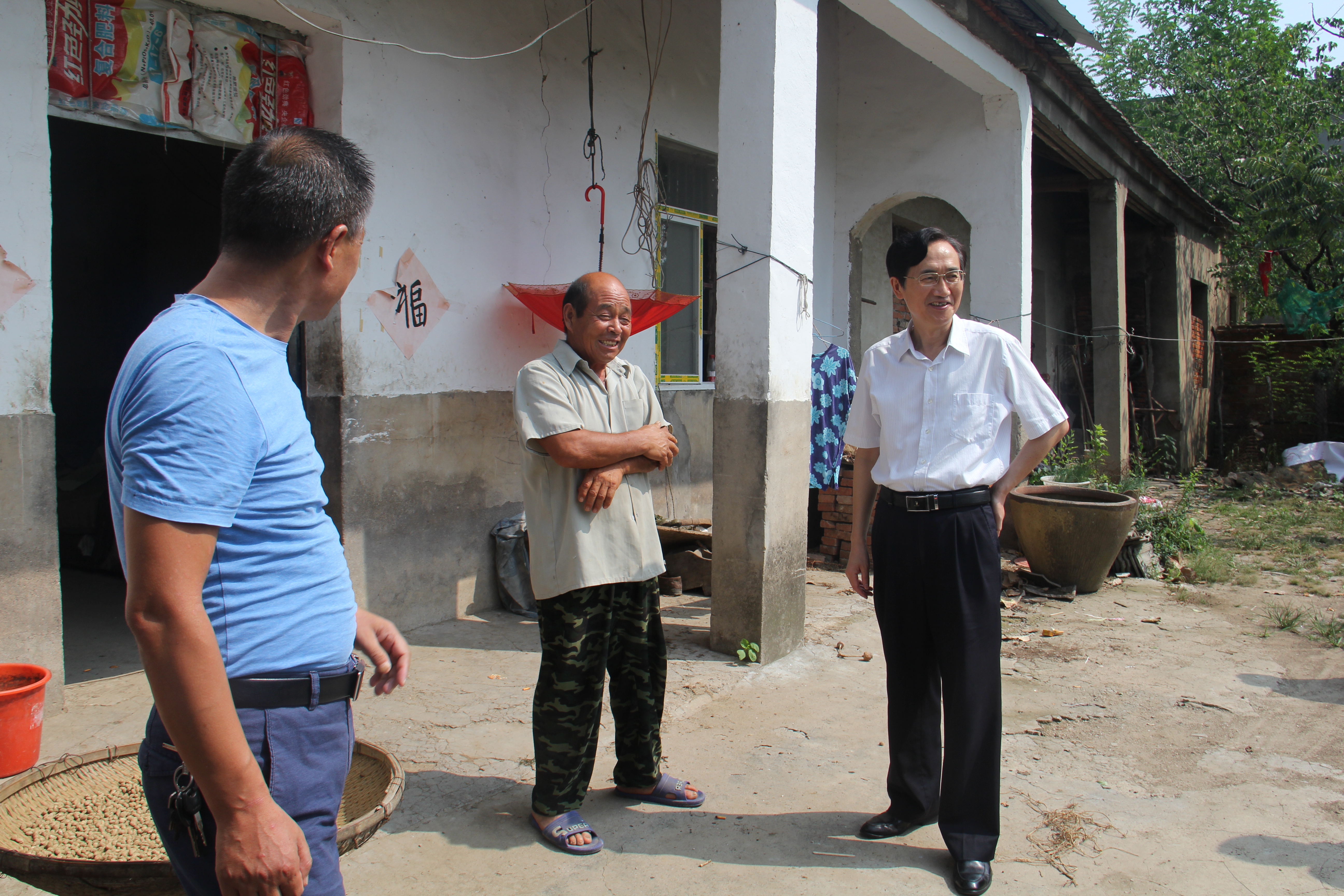 区人大常委会主任潘国平赴堆坊村走访看望贫困群众