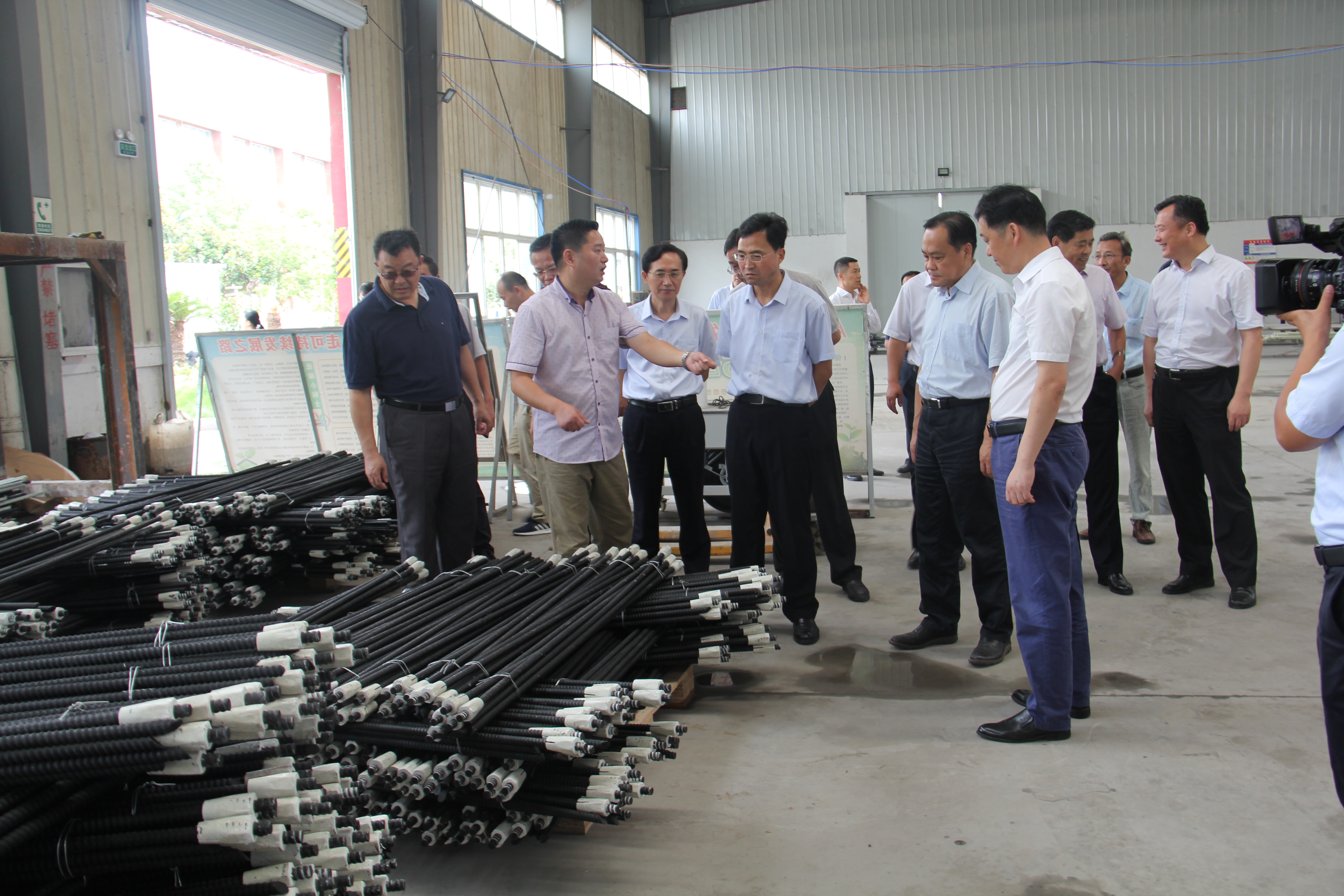 省,市领导一行在区政府陈海涛区长和区人大潘国平主任的陪同下深入