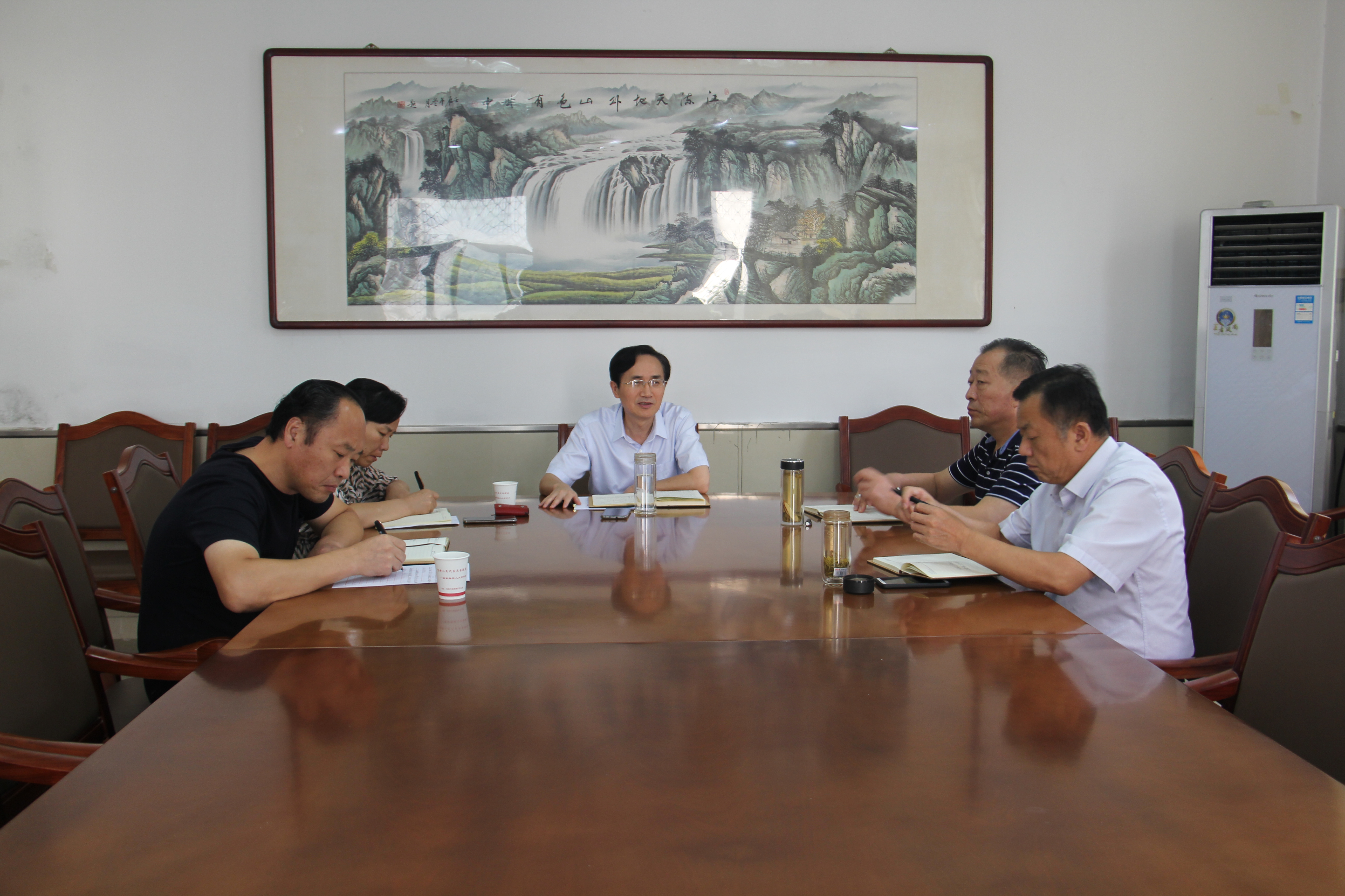 区人大常委会召开第49次主任会议